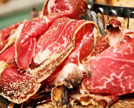 Le fumage traditionnel des viandes froides